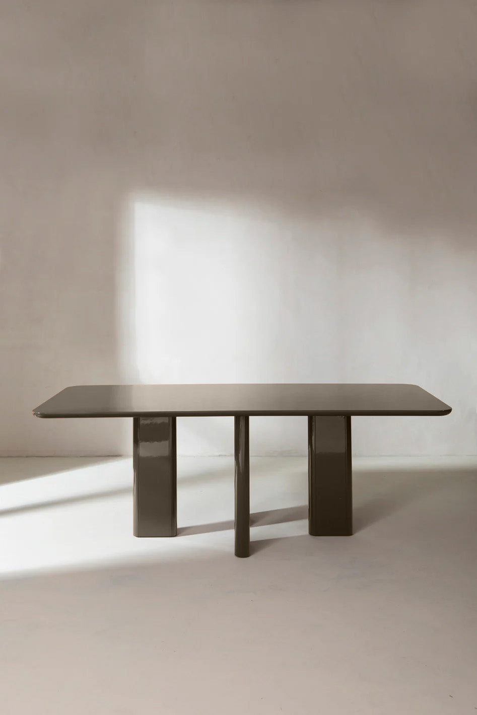 Mesa comedor lacada Kaki grisáceo