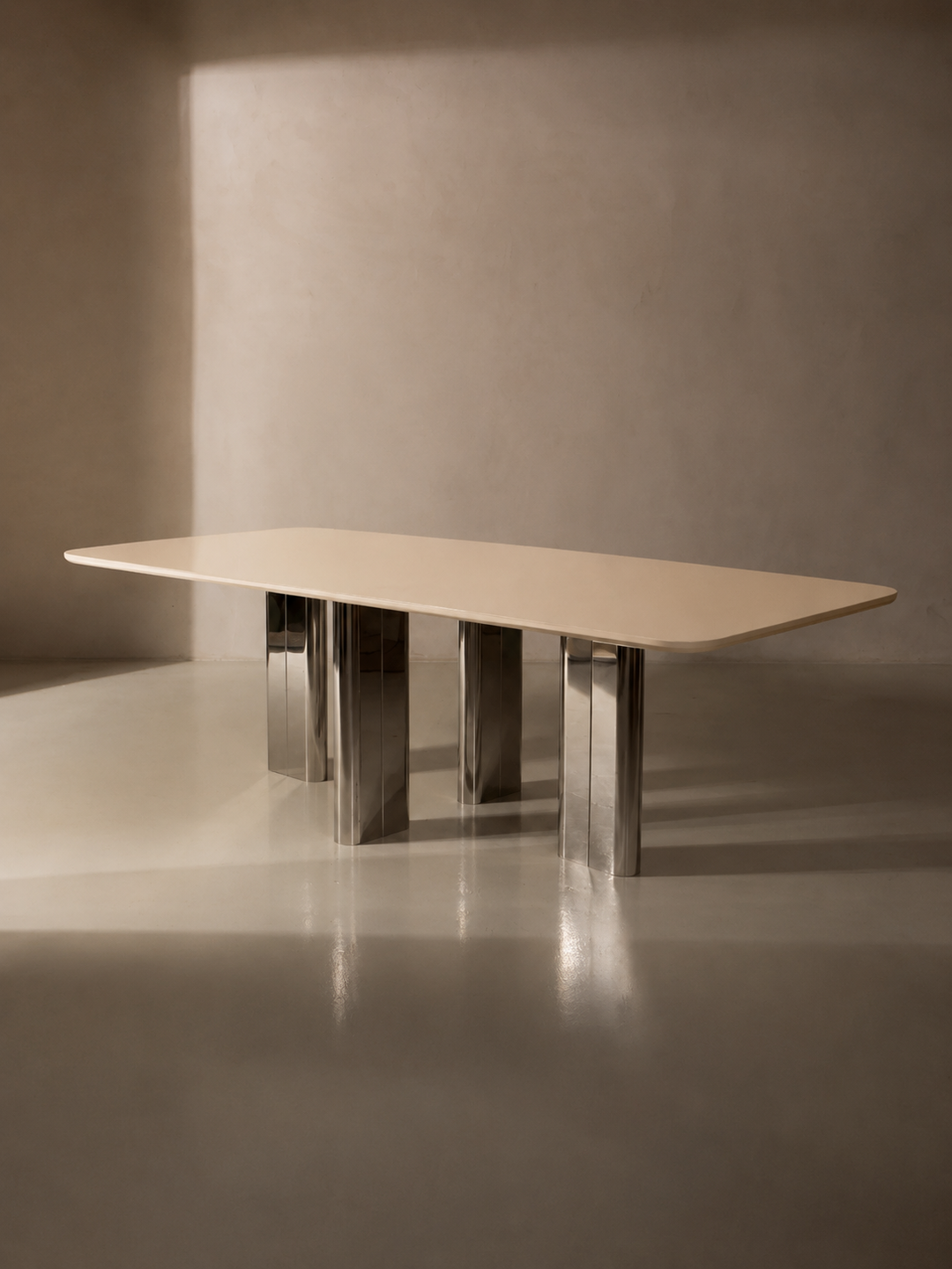Mesa lacada crema con pata cromada