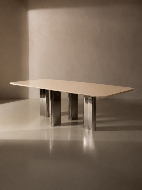 Mesa lacada crema con pata cromada