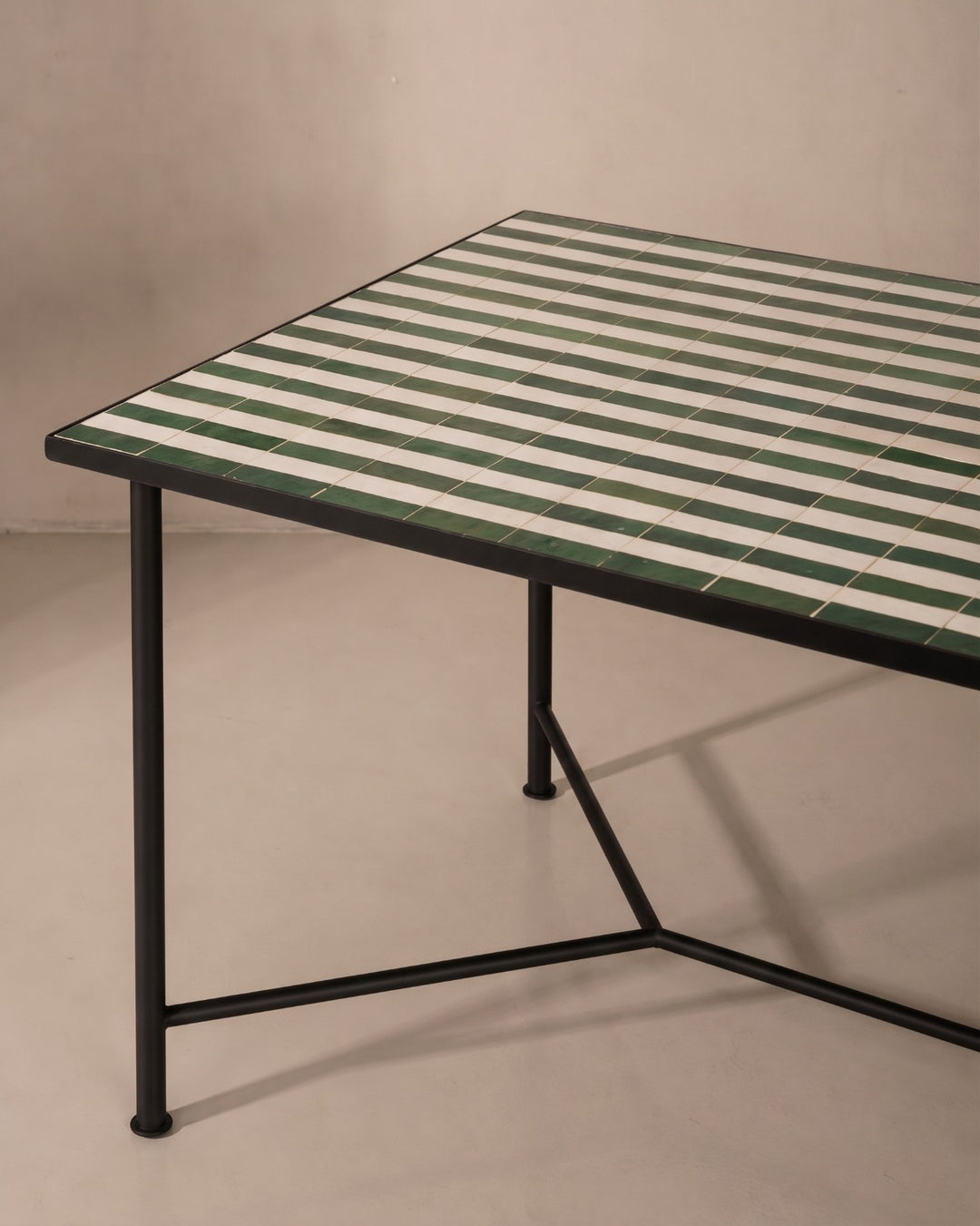 Mesa de comedor Zellige Mott rayas verdes y blancas
