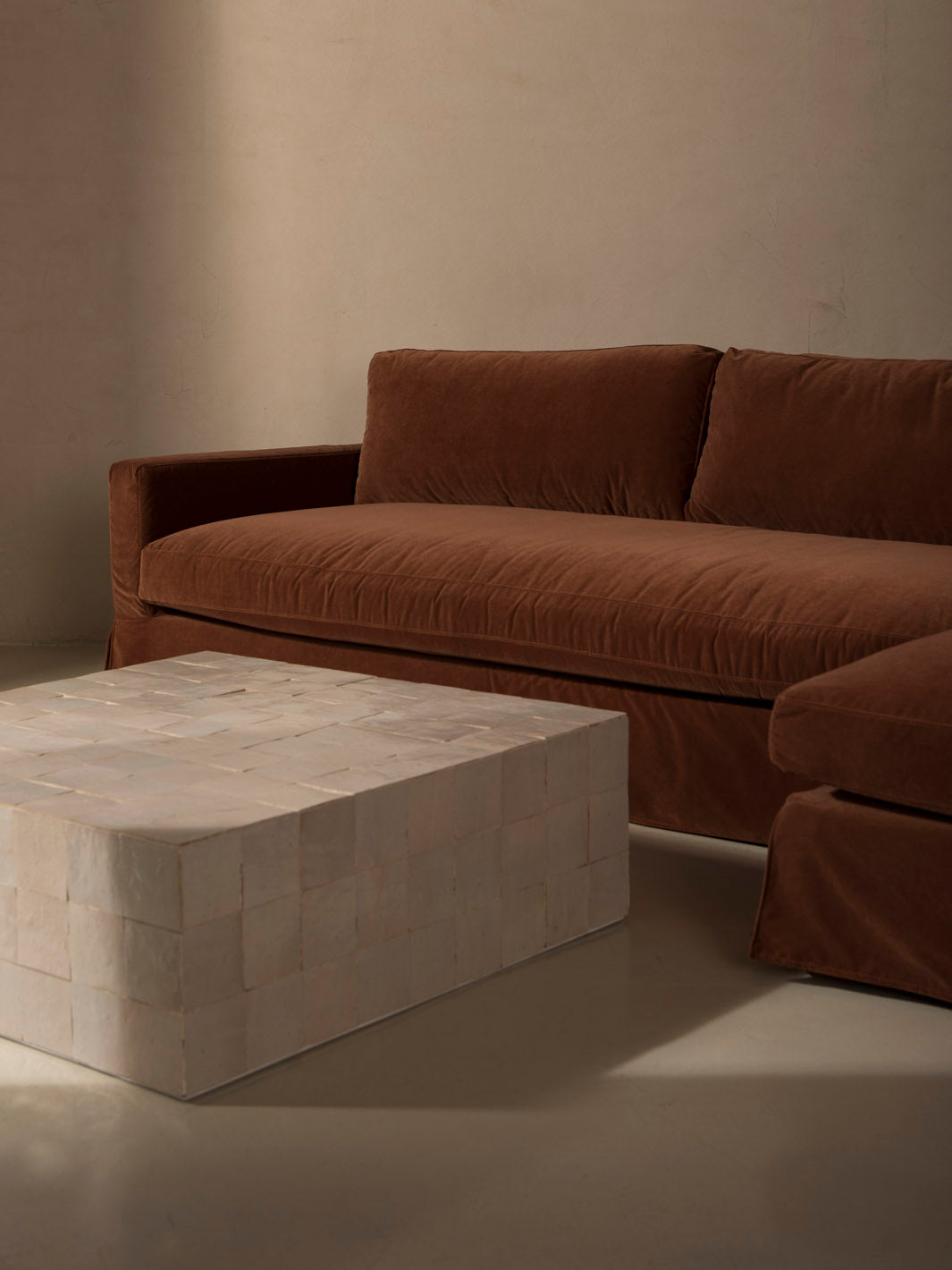 Amberes pearl linen sofa with chaise longue