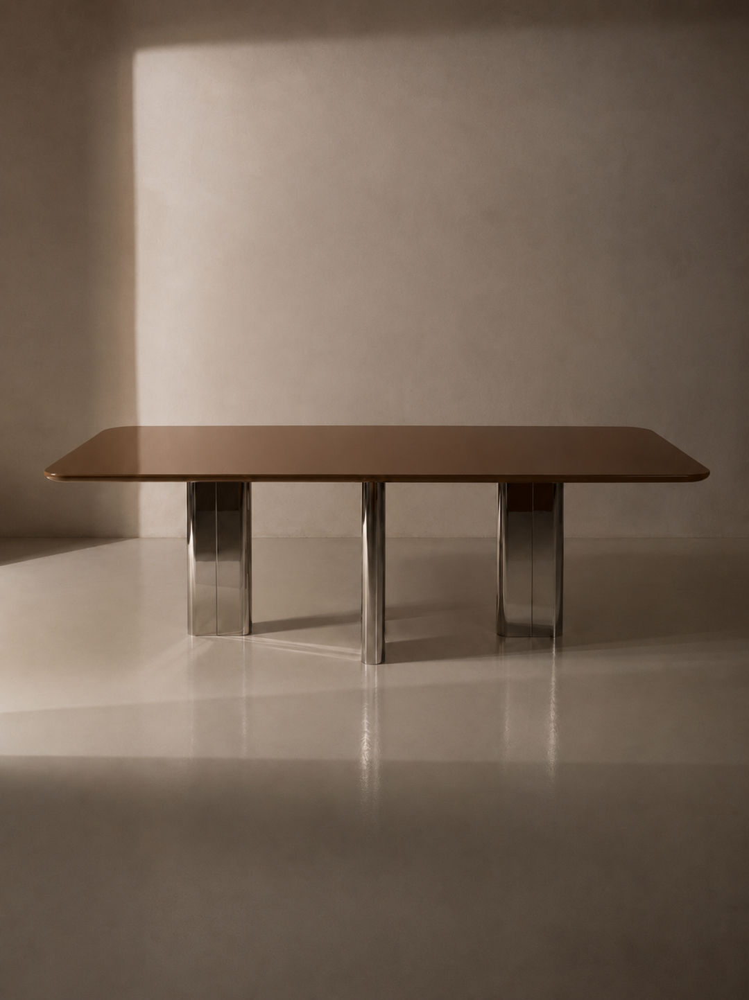 Mesa lacada caramel con pata cromada