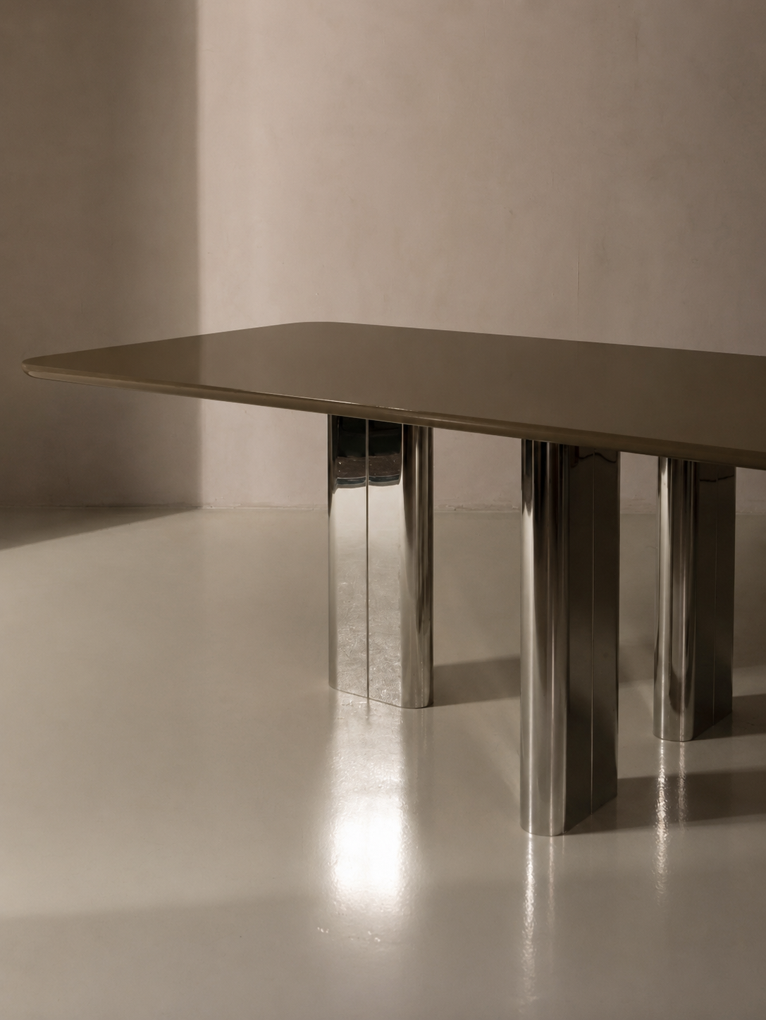 Mesa lacada kaki con pata cromada