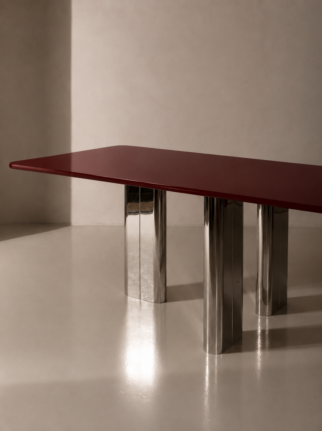Mesa lacada burgundy con pata cromada