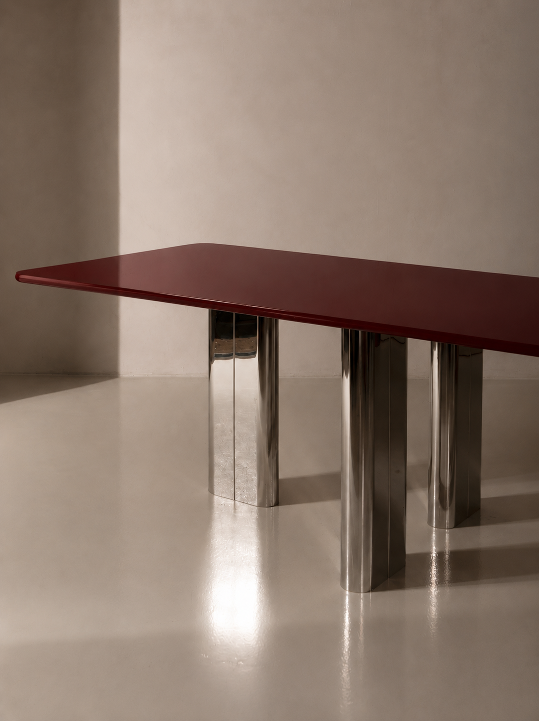 Mesa lacada burgundy con pata cromada