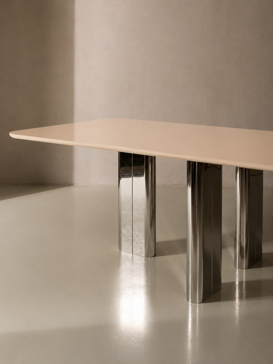 Mesa lacada crema con pata cromada