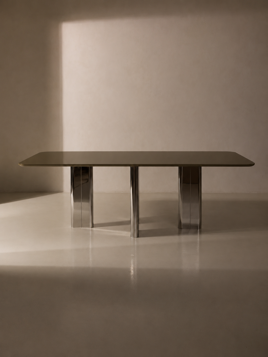 Mesa lacada kaki con pata cromada