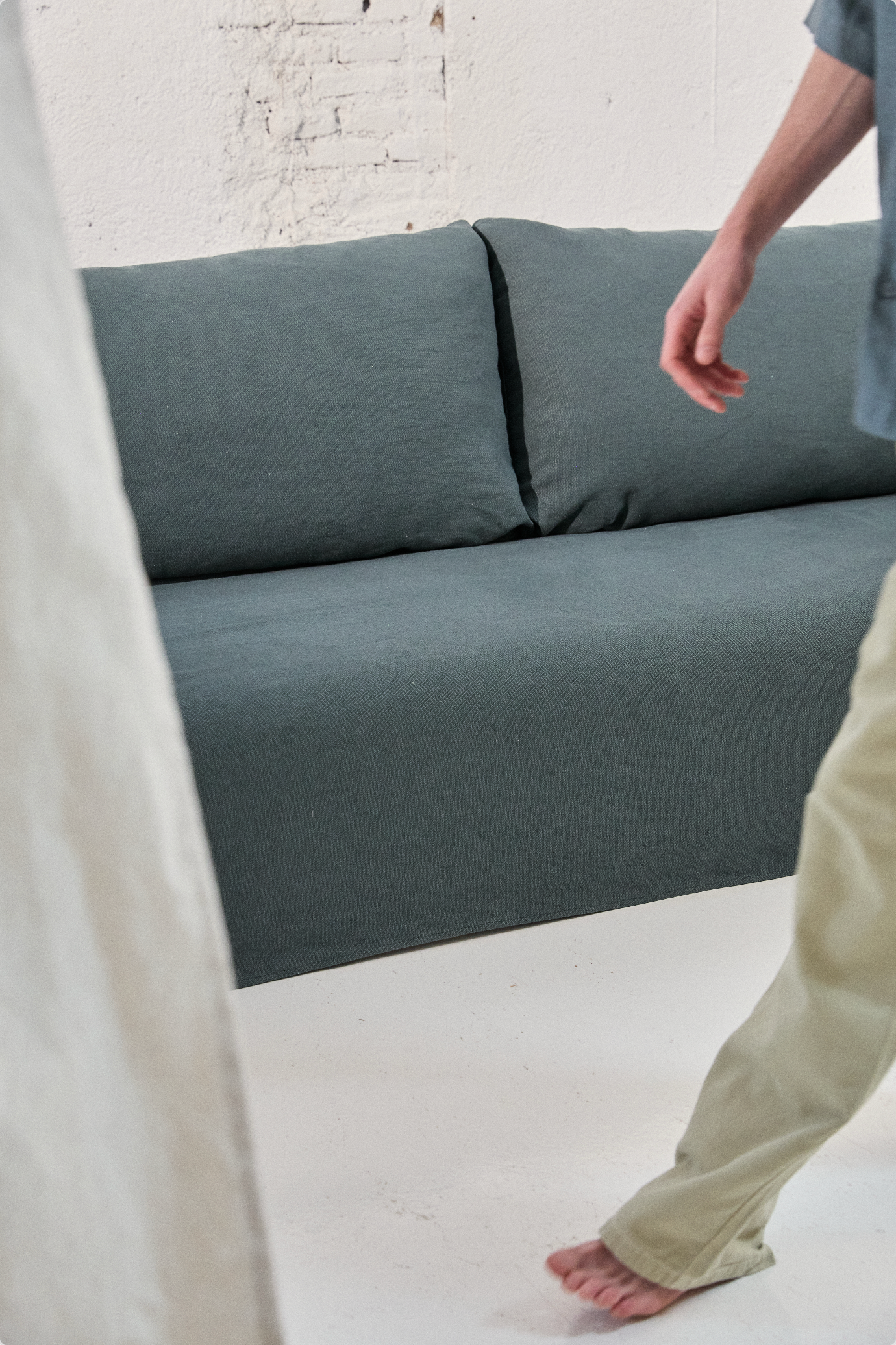 Comporta sofa in lead blue linen