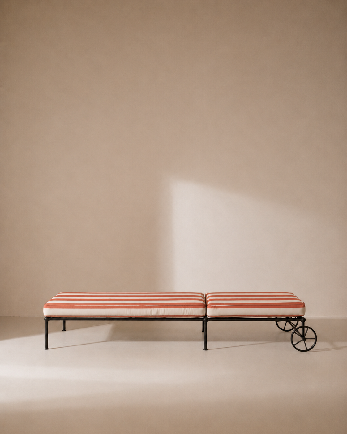 Black and Beige Medaillon Lounger Cover 210cm.