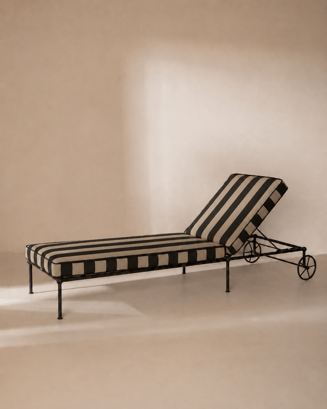 Black and Beige Medaillon Lounger Cover 210cm.