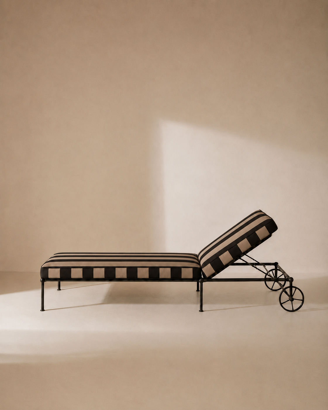 Black and Beige Medaillon Lounger Cover 210cm.