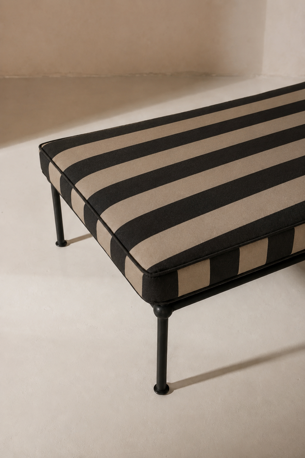 Black and Beige Medaillon Lounger Cover 210cm.