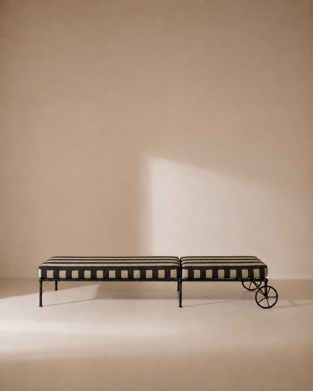 Black and Beige Medaillon Lounger Cover 210cm.