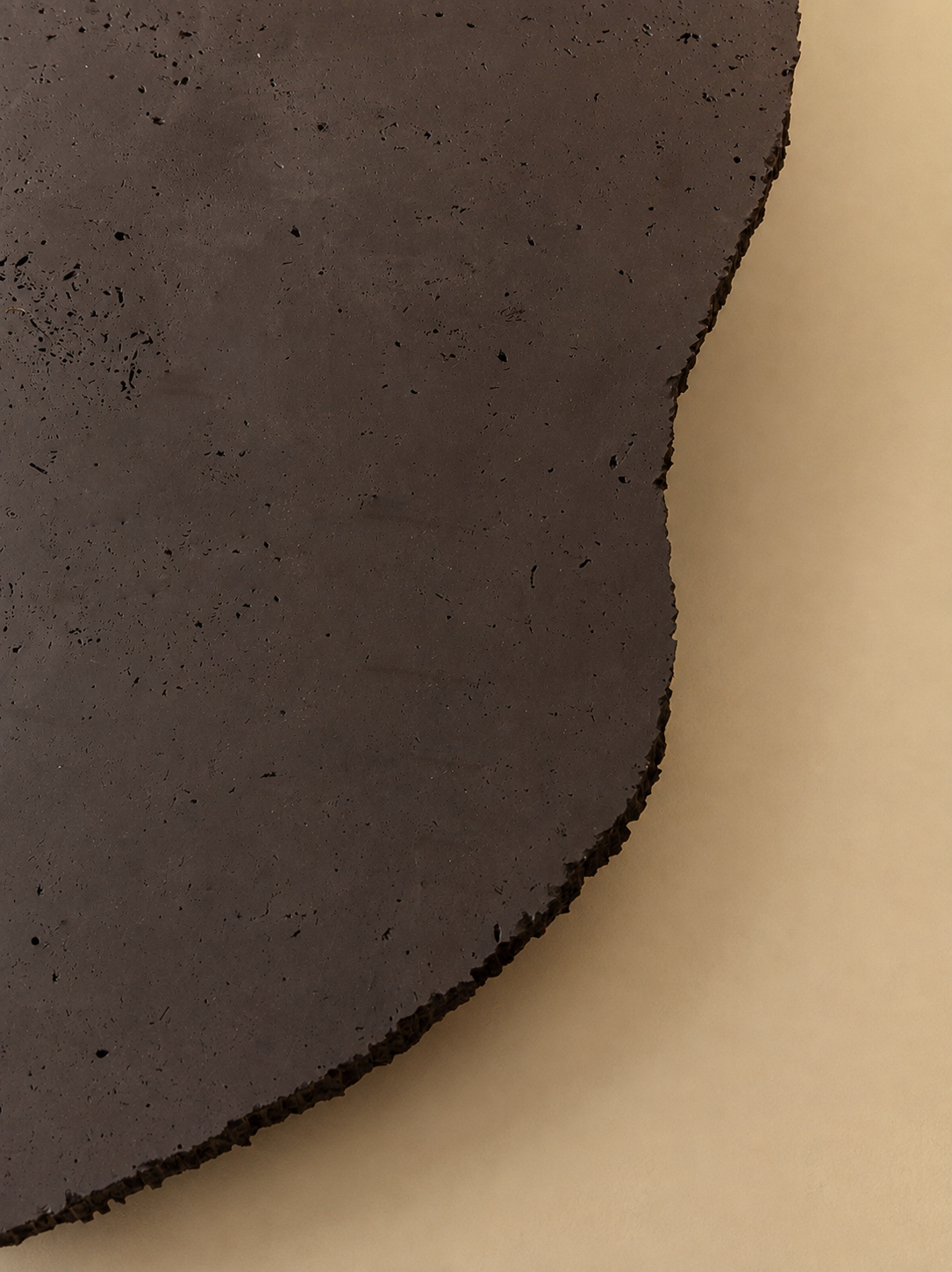 Mesa orgánica travertino negro Ø130cm