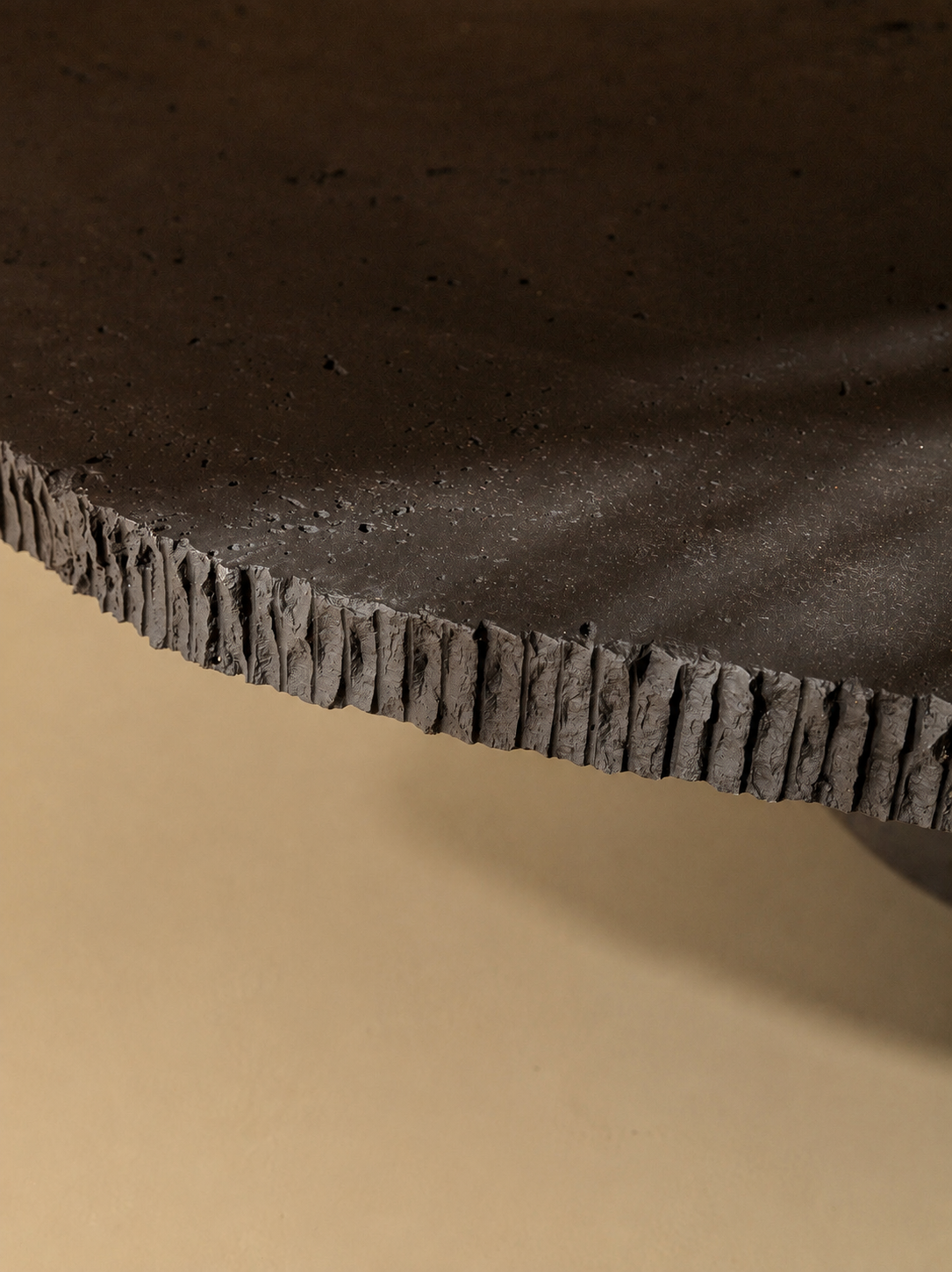 Mesa orgánica travertino negro Ø130cm