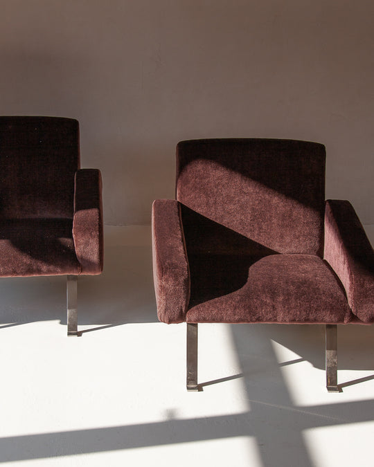 Paire de fauteuils "740" de Joseph André Mote