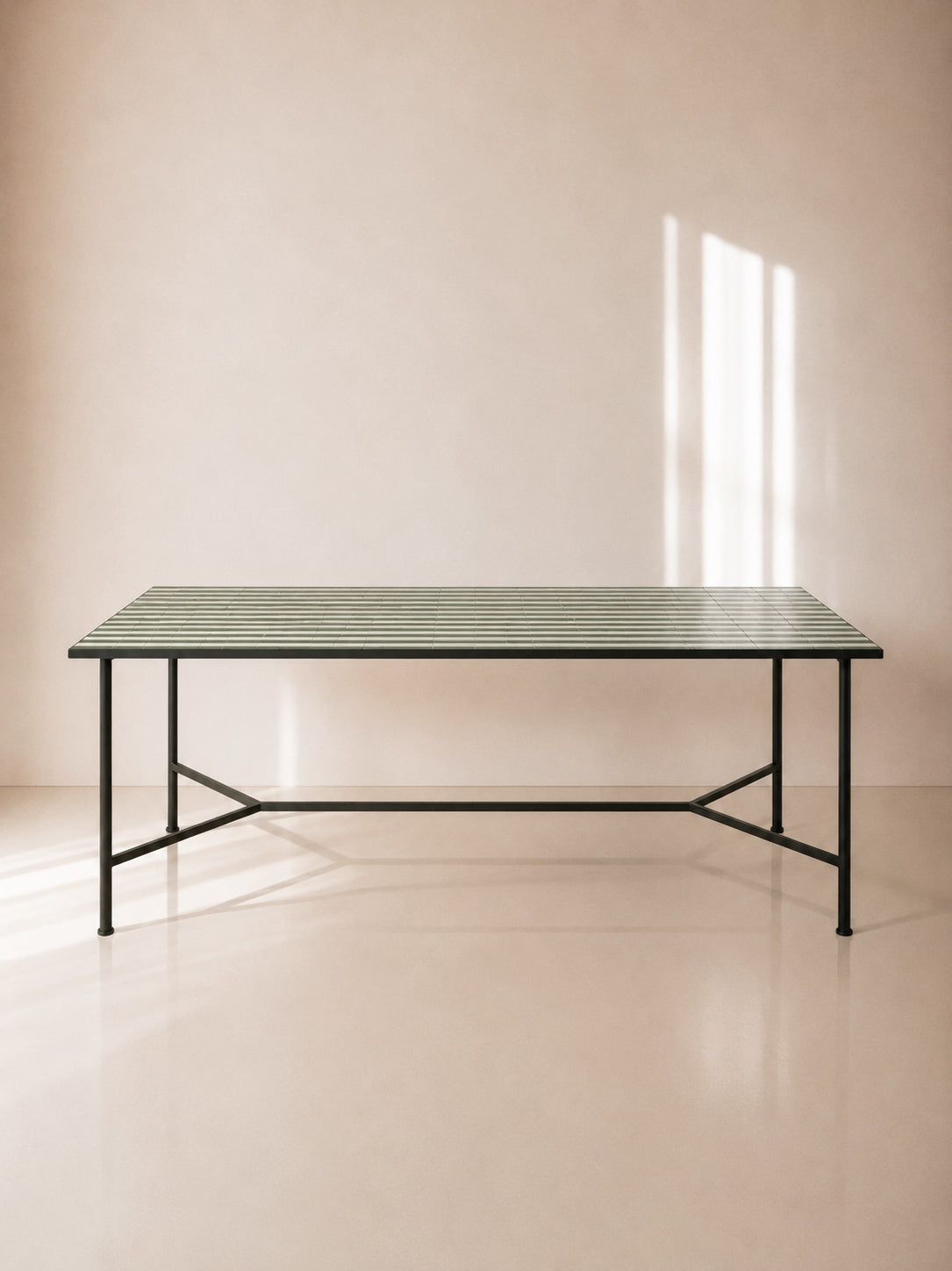 Mesa de comedor Zellige Mott rayas verdes y blancas