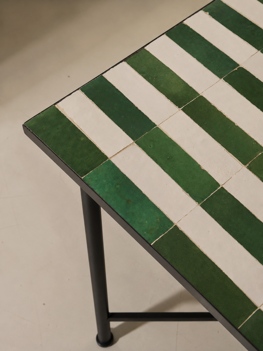 Mesa de comedor Zellige Mott rayas verdes y blancas