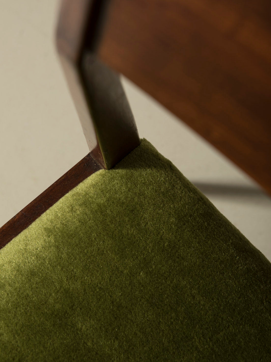 Juego 6 sillas Palosanto tapizadas en verde años 50