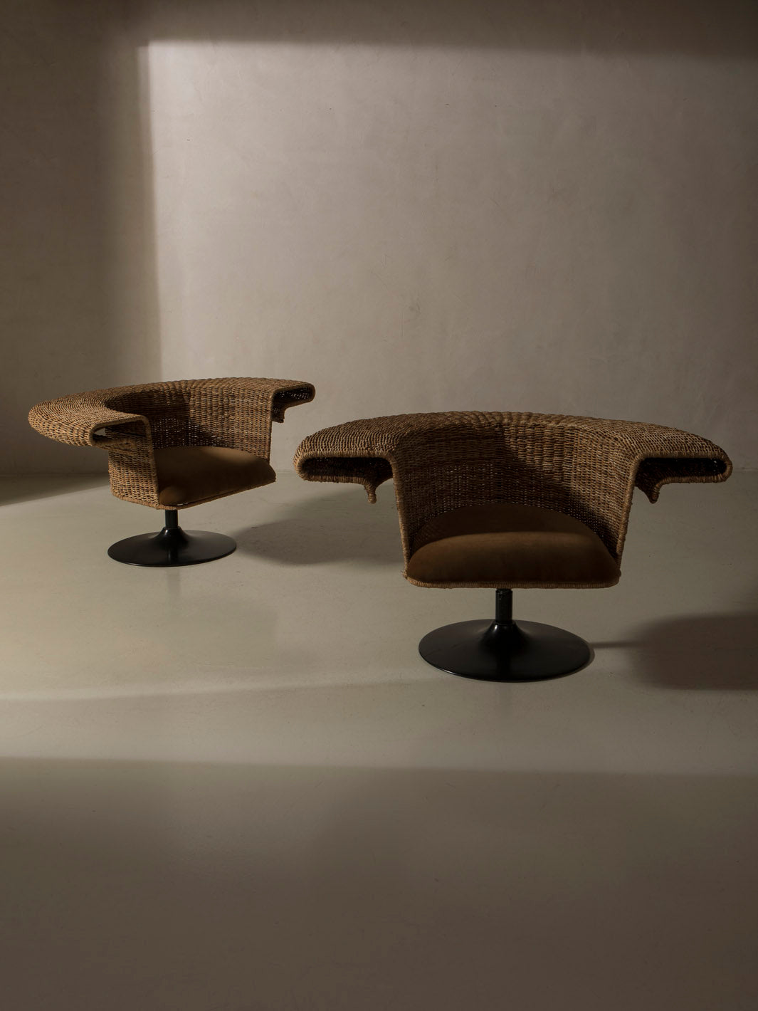 Pareja butacas Italia años 40 hierro y ratán giratorias