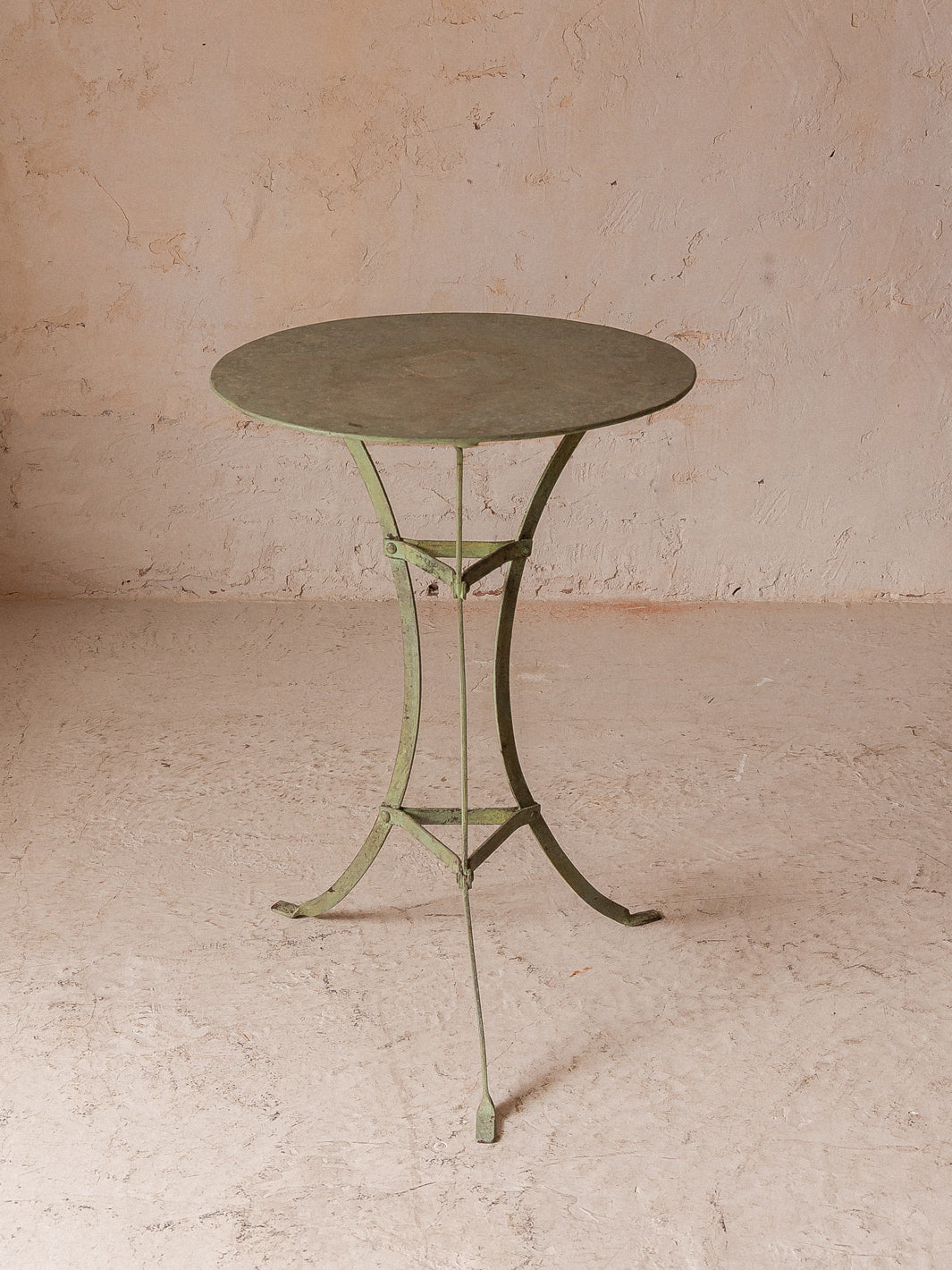 Table de chevet verte des années 40, pied classique