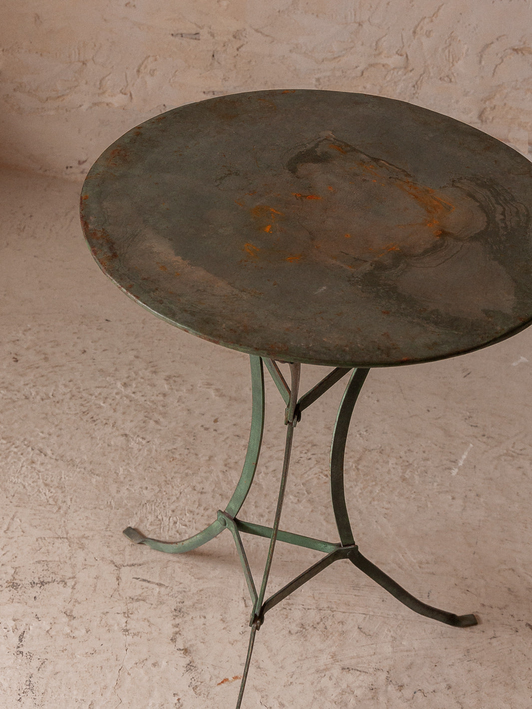 Table de chevet verte des années 40, pied classique