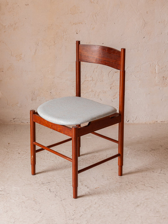 Suite de 8 chaises en teck italien des années 70