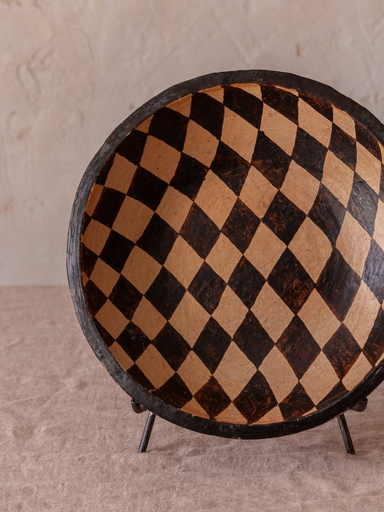 Assiette en céramique damier