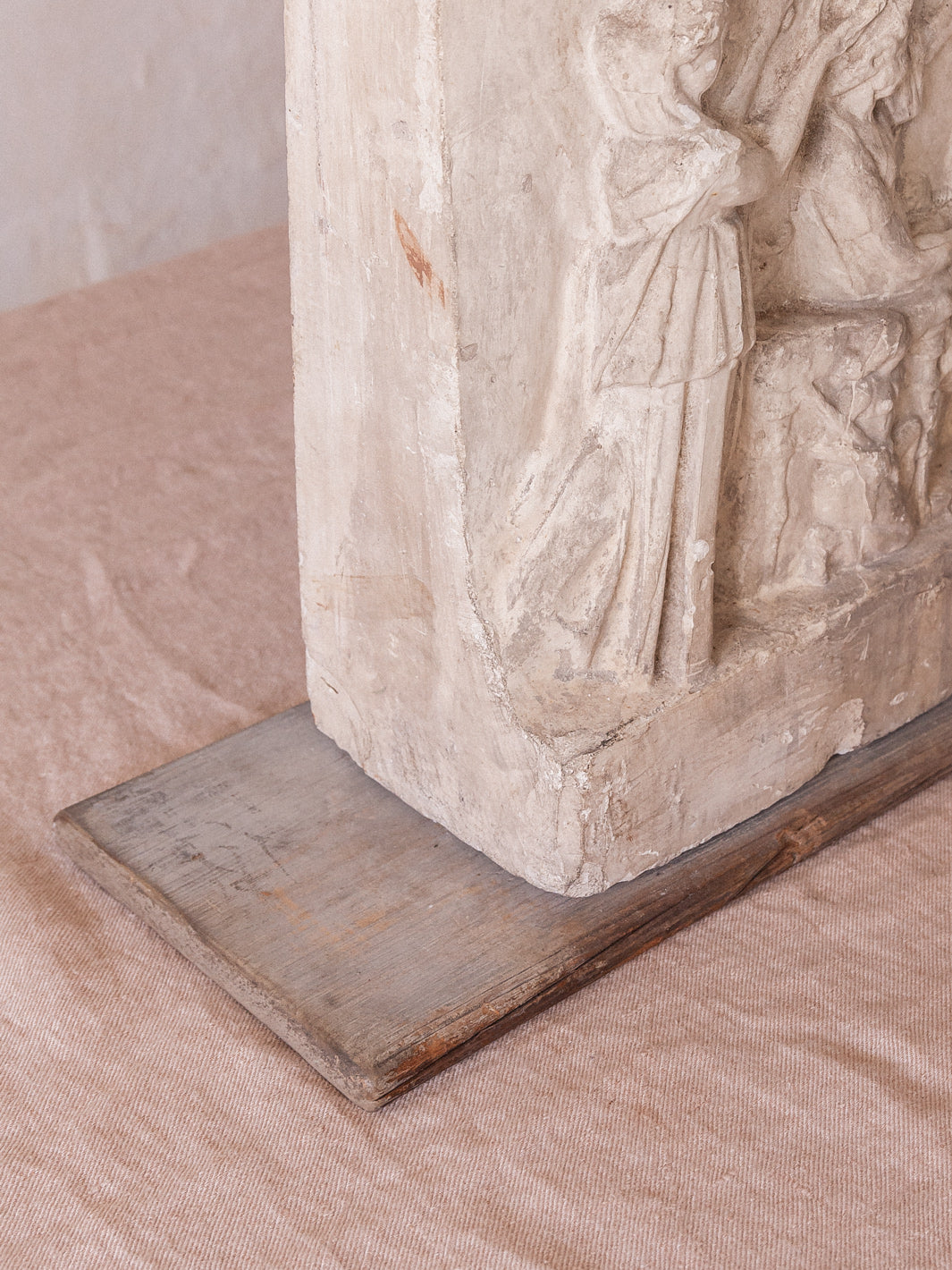 Low relief plaster sculptured with a mold à Ban Creux s.XVIII