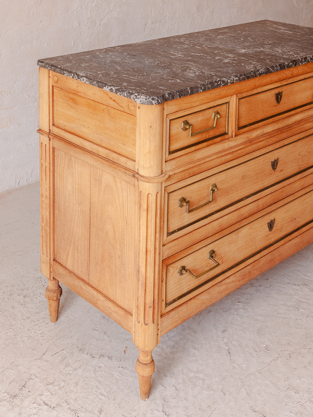 Chest of drawers Birch and marble XNUMXth century