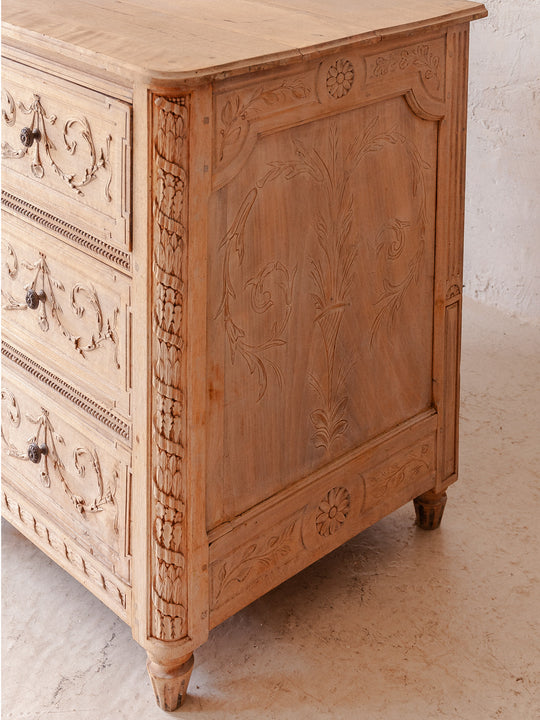 Washed walnut carved chest of drawers Belgium XNUMXth century