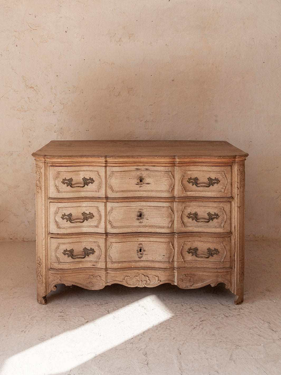 Liege chest of drawers XNUMXth century washed chestnut