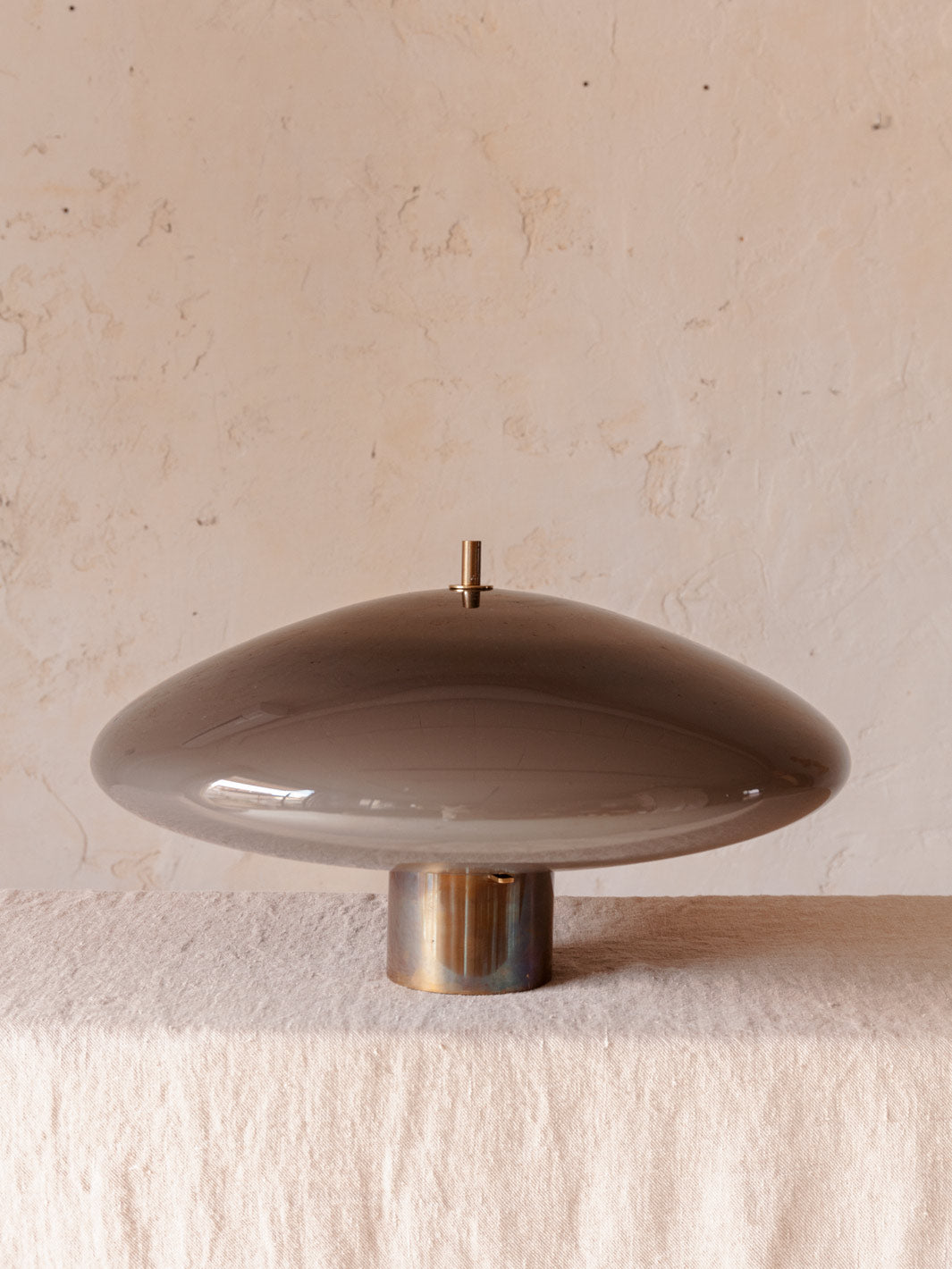 Lampe de table murano grise et laiton