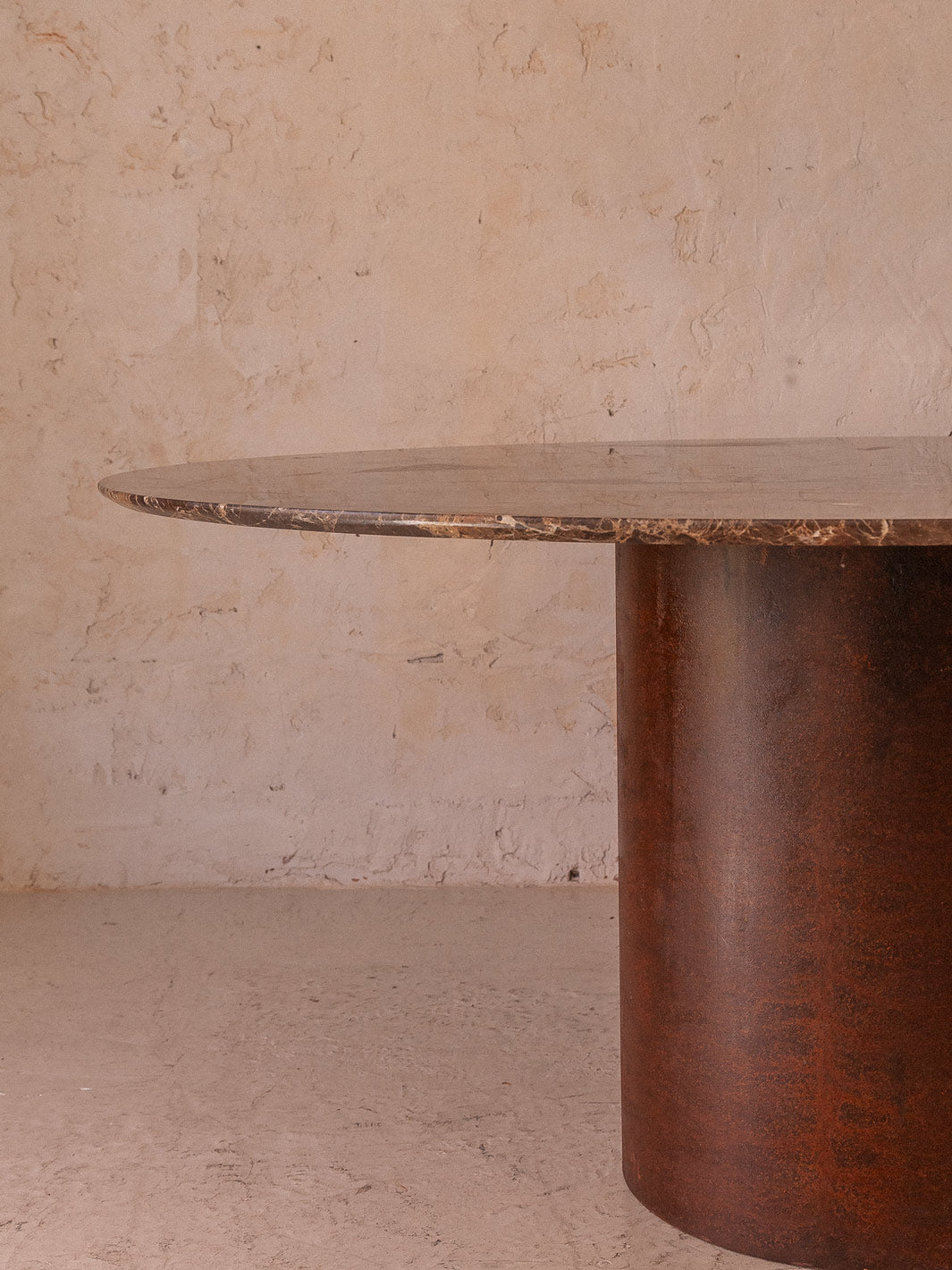 Mesa mármol marrón Imperial con pie hierro cortén original de Italia Ø161CM