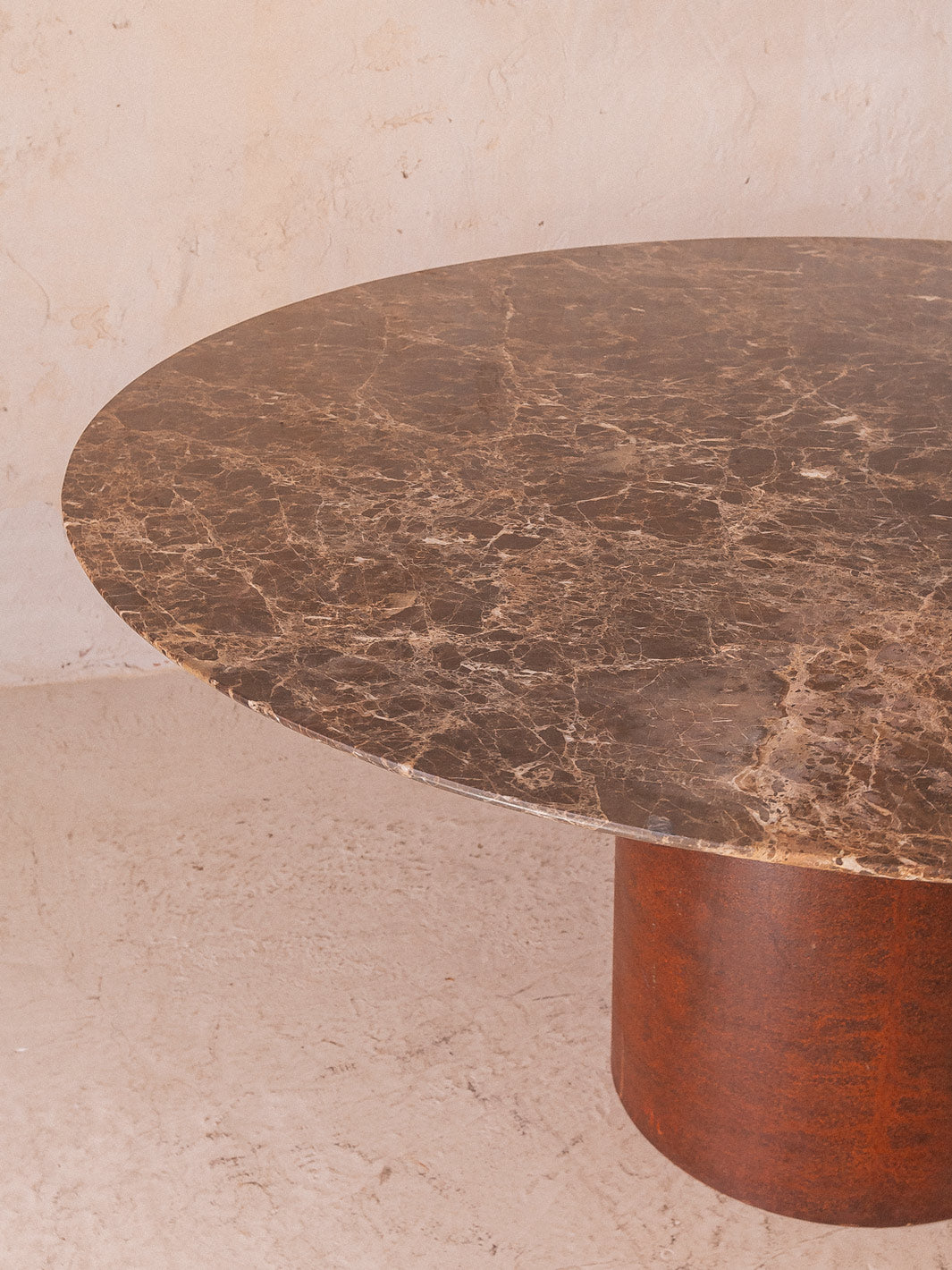 Table impériale en marbre marron avec pied en fer Corten originale d'Italie Ø161CM