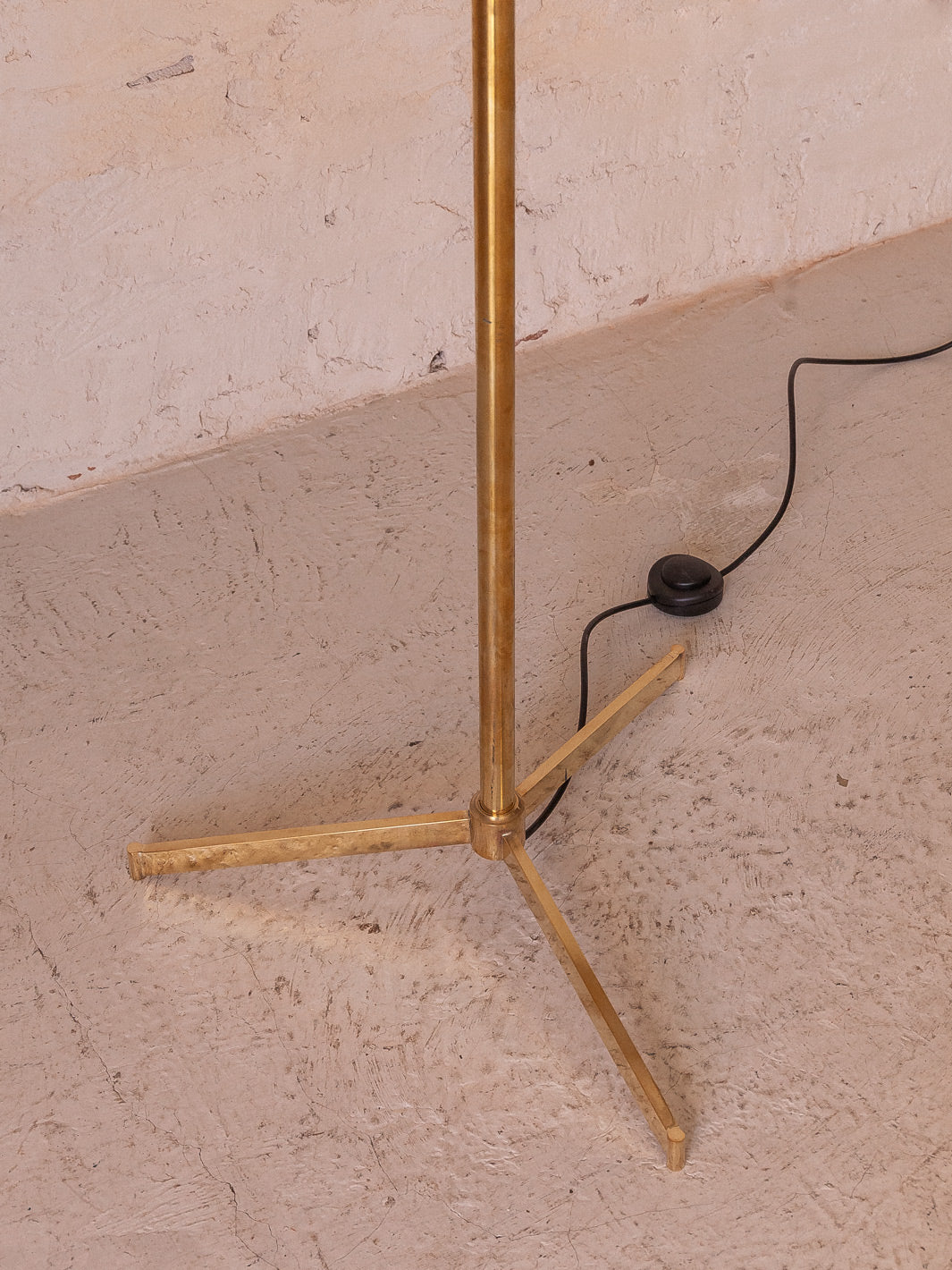 Brass floor lamp with white tulips