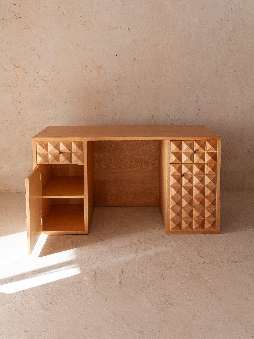 Bureau italien en bois de fresno avec carrés