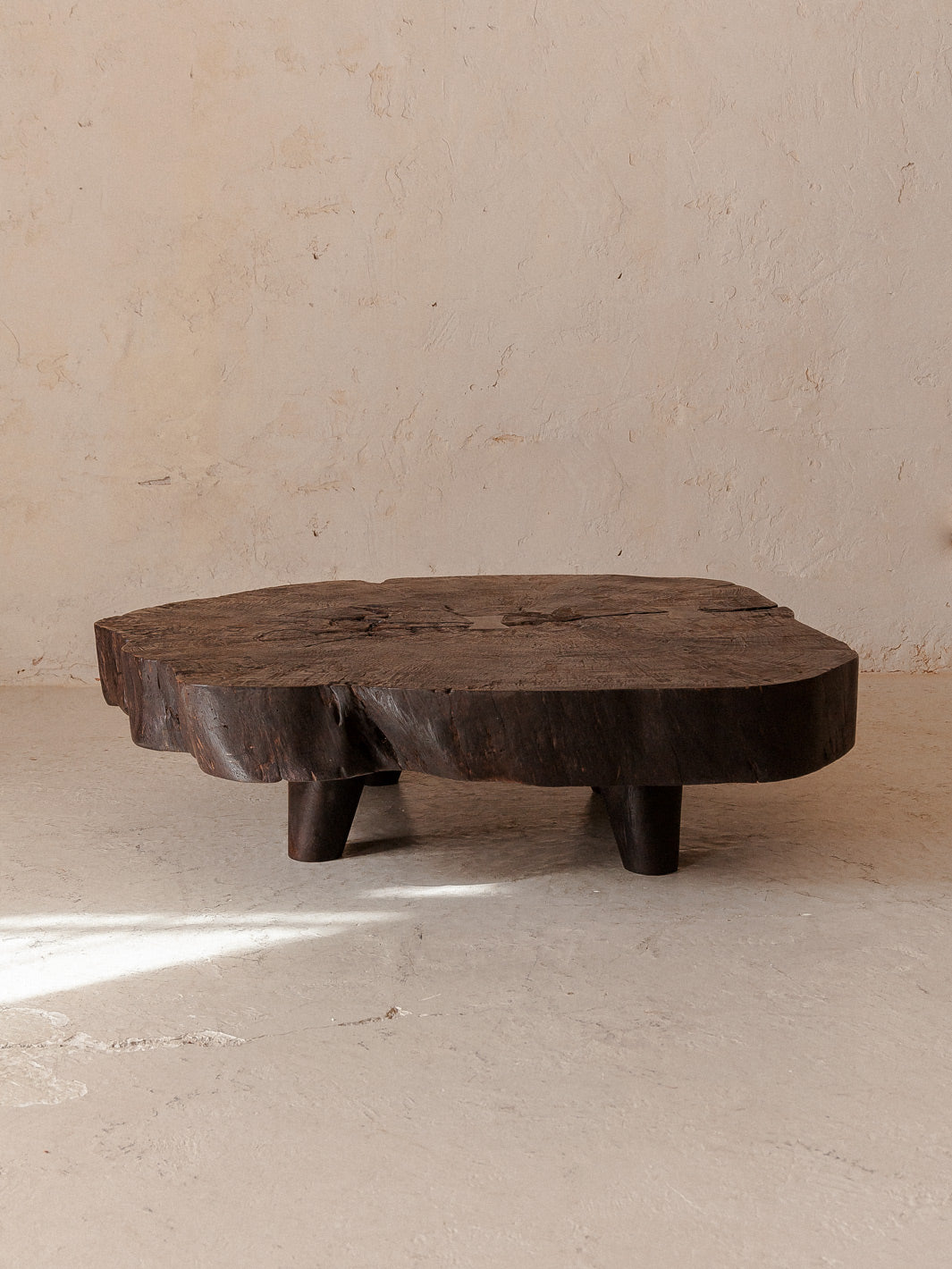 Table basse brutaliste Yakisugui