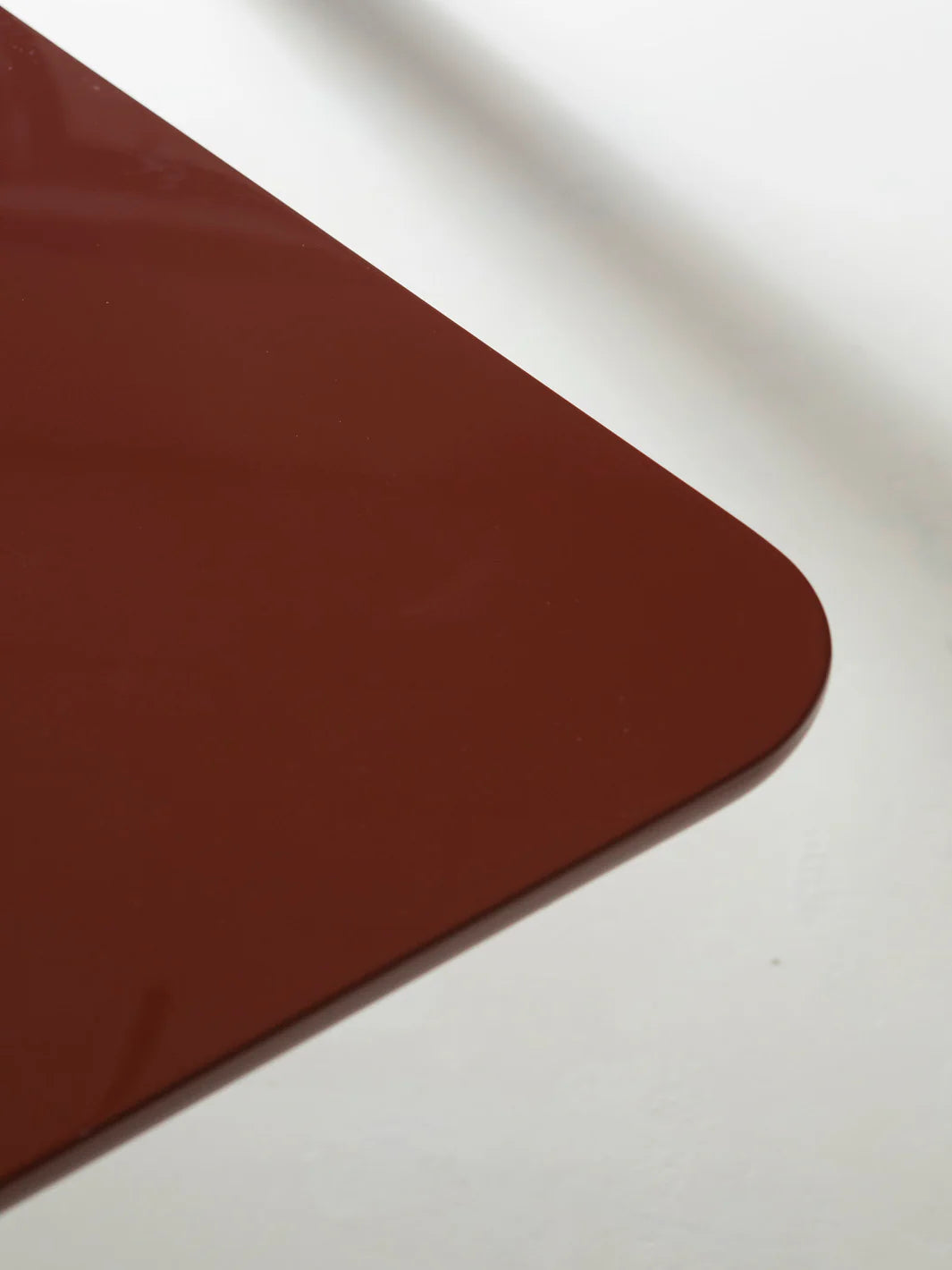 Mesa lacada burgundy con pata cromada