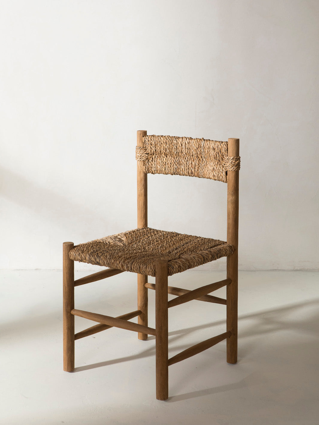 Chaise in teck and natural fibers