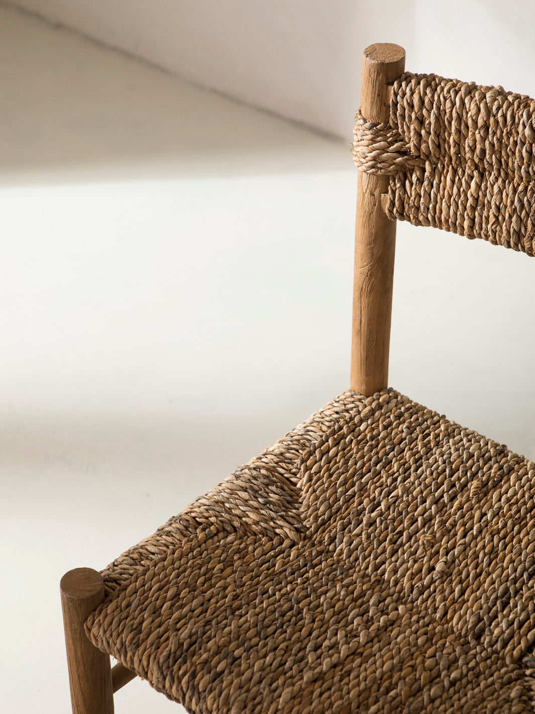 Silla teca y fibra natural