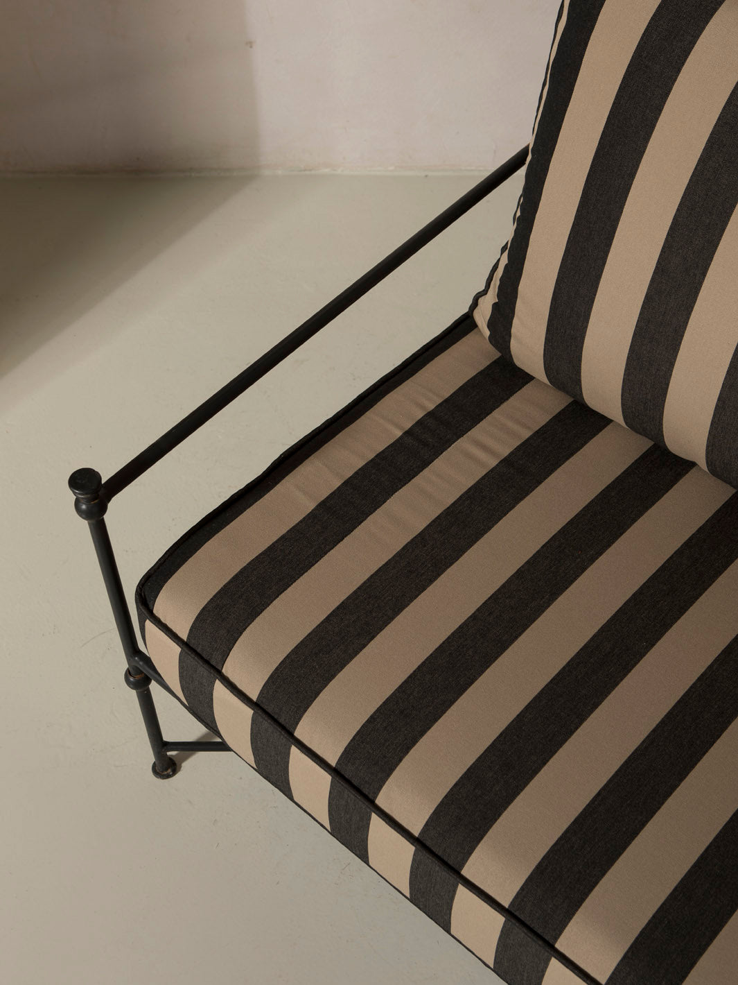 Medaillon wrought iron sofa cover 180cm black and beige