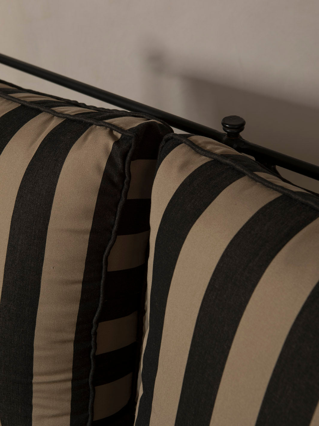 Medaillon wrought iron sofa cover 180cm black and beige