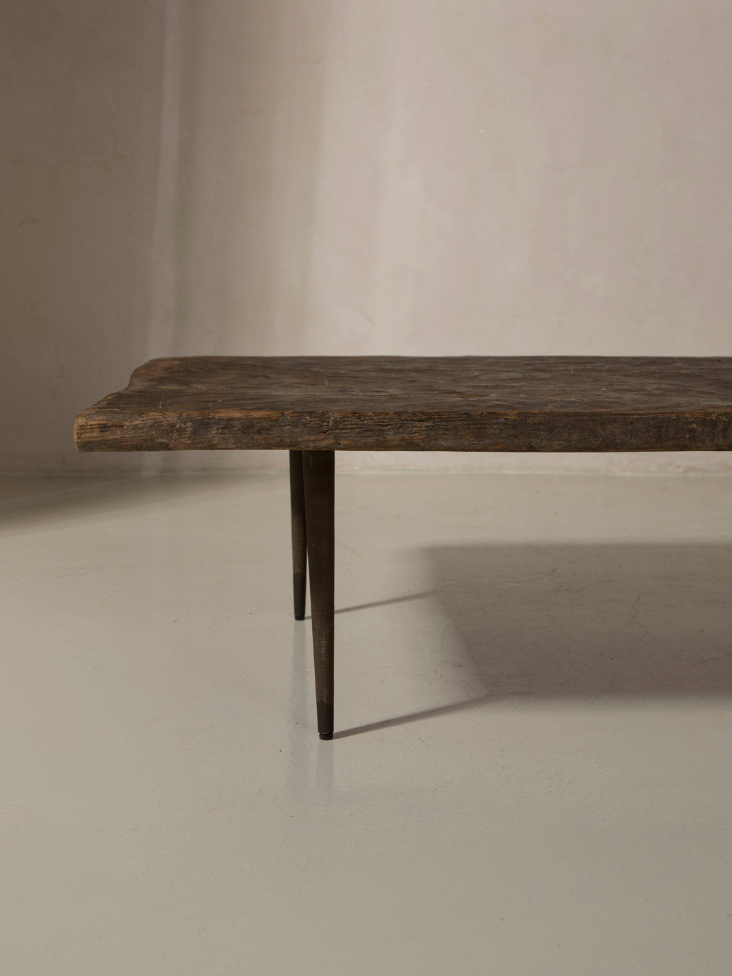 Mesa pie pik con sobre de roble martillado 182x80x33 cm