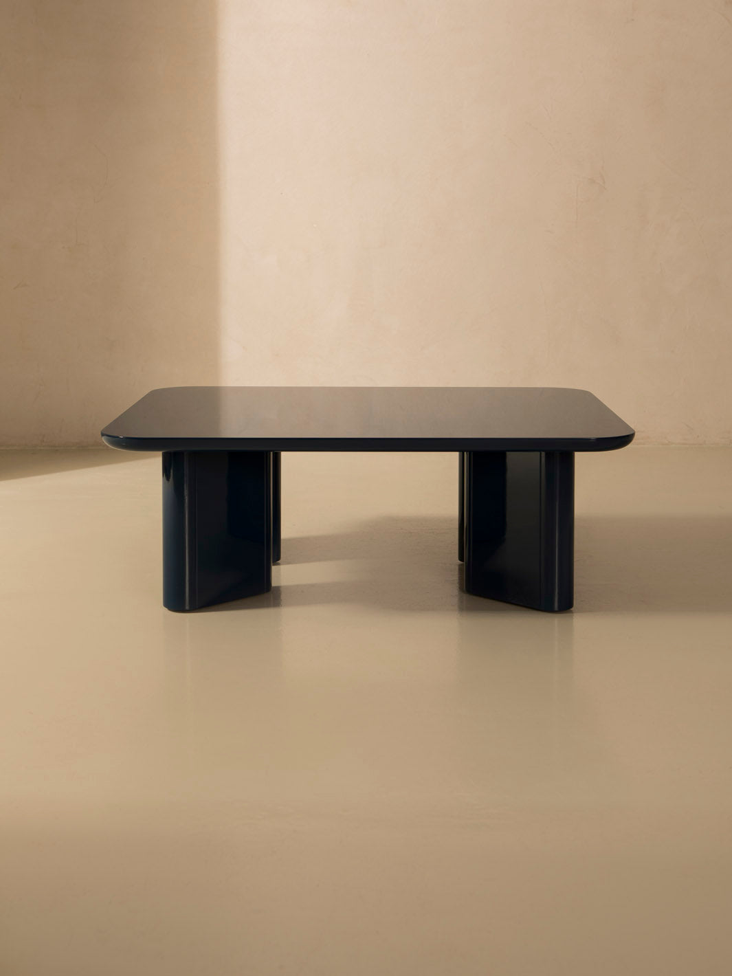 Mesa de centro lacada azul klein
