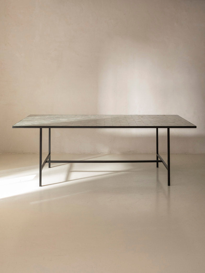 Mesa de comedor Zellige Minimal rayas verdes y blancas