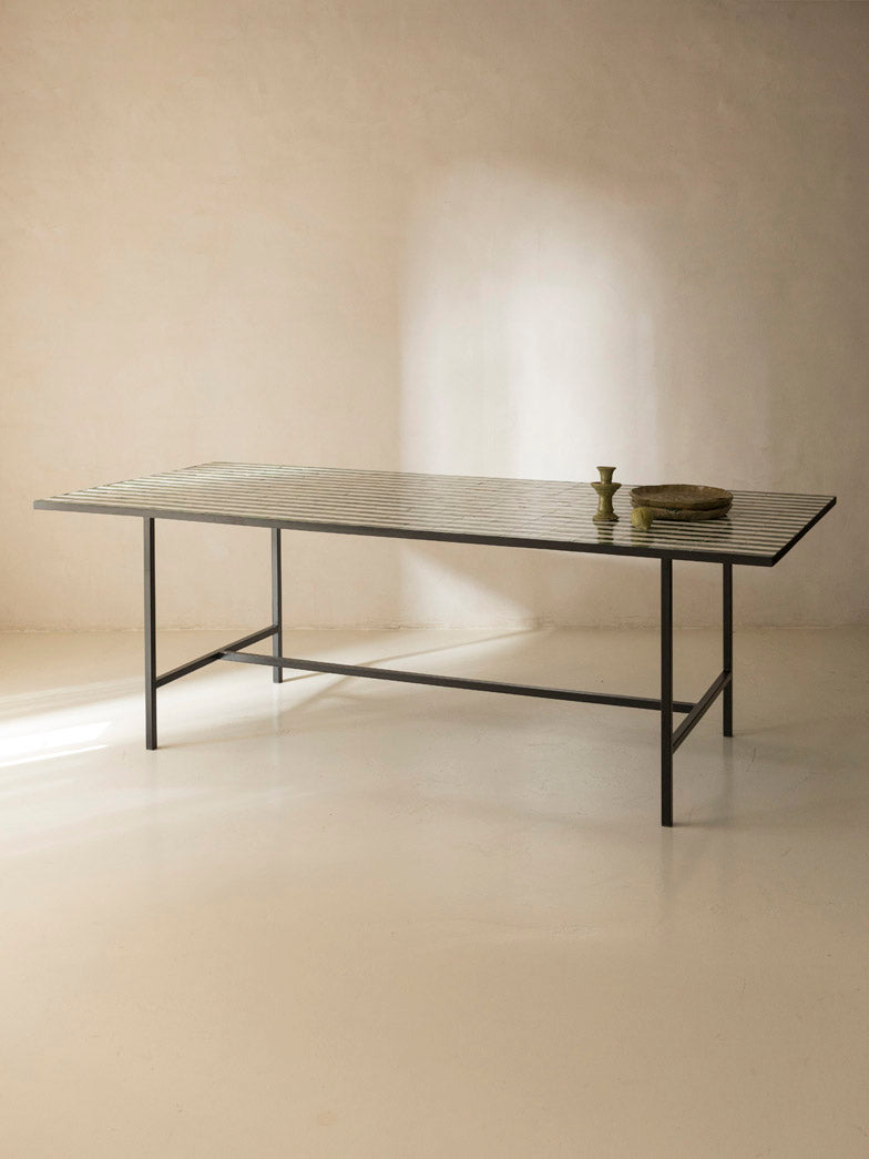 Mesa de comedor Zellige Minimal rayas verdes y blancas