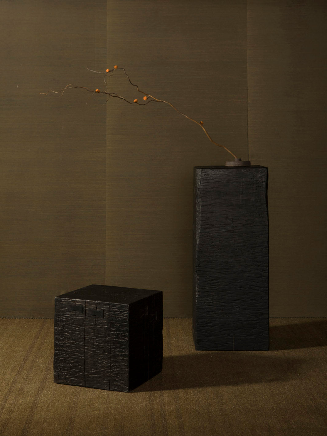 Kuro Pedestal