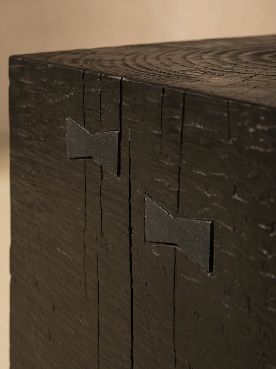 Kuro Pedestal