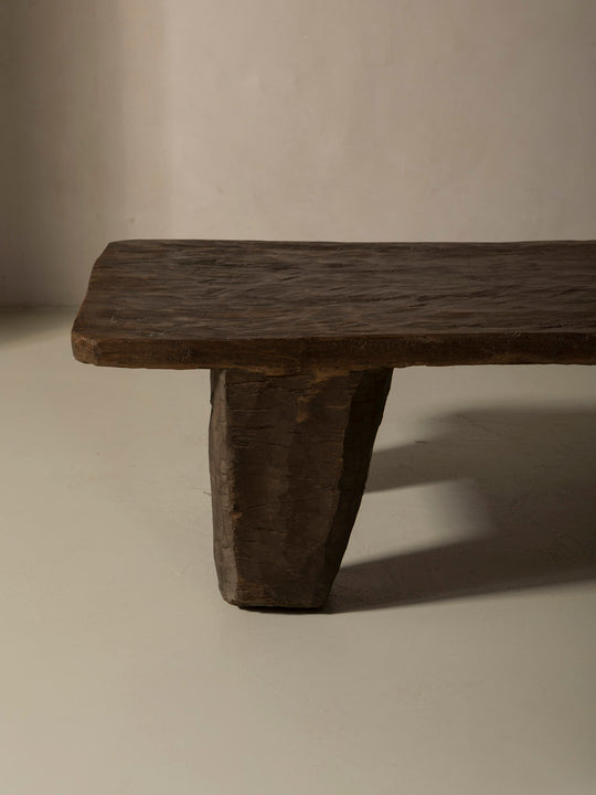 Mesa Naga brutalista